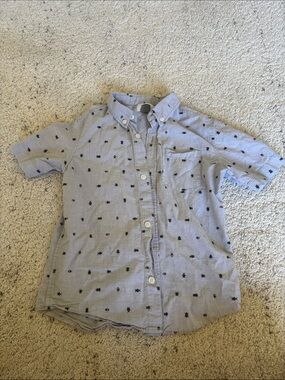 Boys Size 6-7 Old Navy Short Sleeve Button Down Shirt With Grey Bugs Print